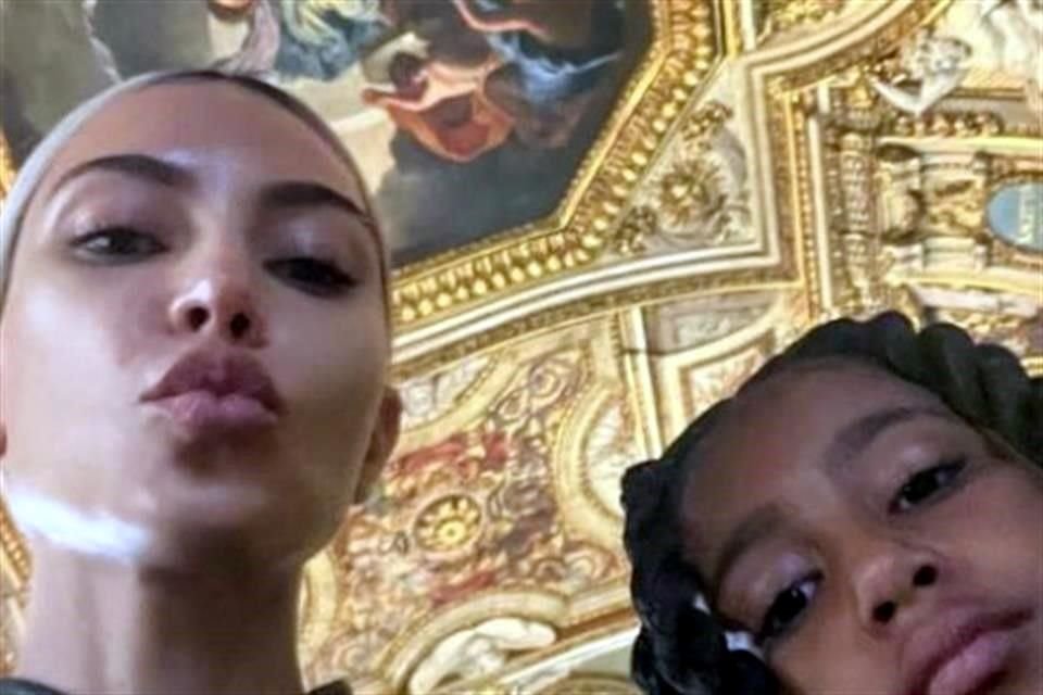 Kim Kardashian, North West y Kris Jenner tuvieron un recorrido privado por el Museo de Louvre, durante su visita por París.