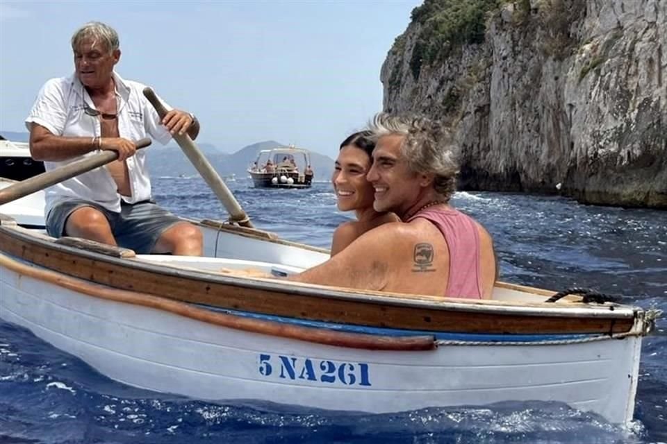 Alejandro Fernández y su novia, Karla Laveaga en Capri, Italia.