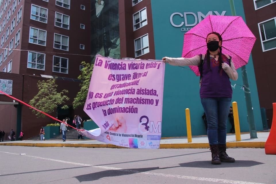 'La violencia vicaria existe y grave. Urge su erradicación. No es una violencia aislada, es producto del machismo y y la dominación', decía una de sus pancartas de la mujeres.
