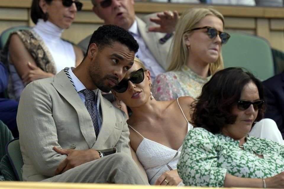 El actor Rene-Jean Page estuvo en compañía de  Emily Brown durante la participación de Novak Djokovic en Wimbledon.