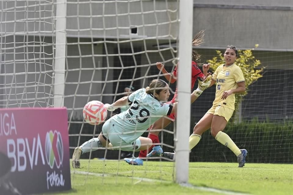 Kiana Palacios marcó los dos goles para el América Femenil.