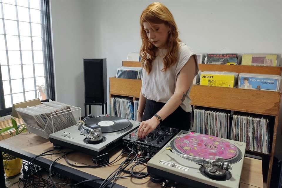 Sandy Rosales o DJ 'Soundy' fue la iniciadora del proyecto en 2017; se dio a la tarea de buscar a más mujeres que como ella gustaran de coleccionar vinilos y mezclar su música.