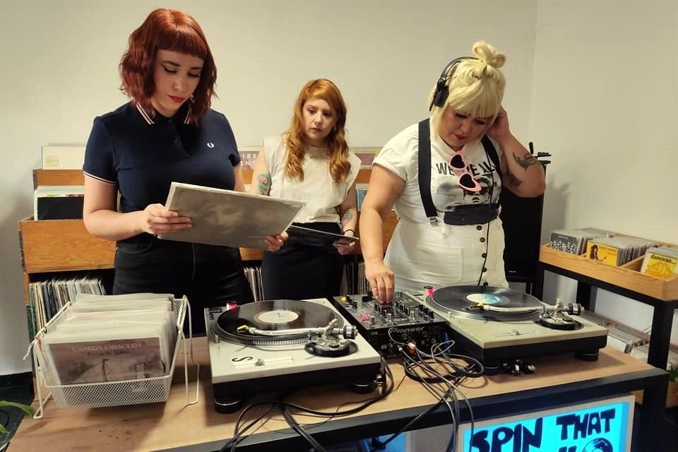 A diferencia de lo digital, trabajar a mano requiere atención a los detalles. 'Con los viniles, tú tienes que saber qué bit tiene una canción para poder poner otra', dicen las DJs.