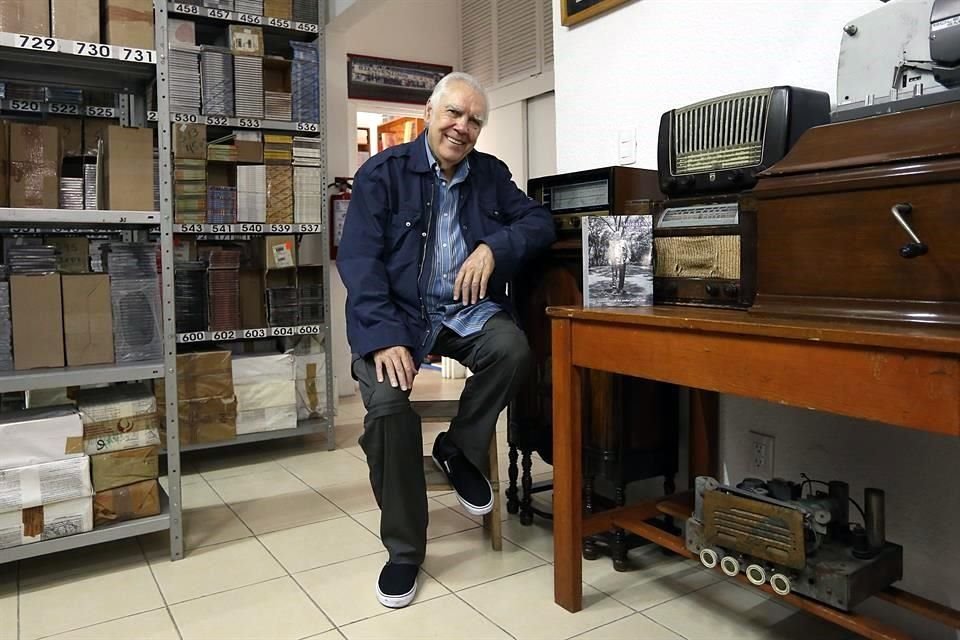 Modesto López, editor de música, teatrero y documentalista, narra su vida en 'Morriñas, Aguafuertes de mi andar por la vida'.