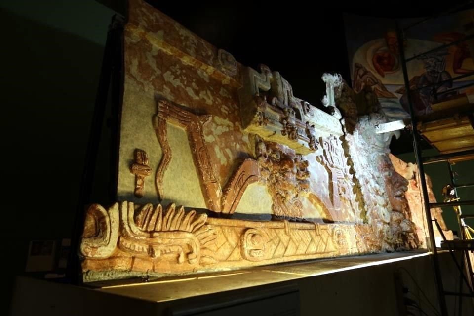 Con la información disponible hasta ahora, se cree que el Relieve de Los placeres habría pertenecido a una edificación del sitio arqueológico Los Placeres, al sur de Campeche.