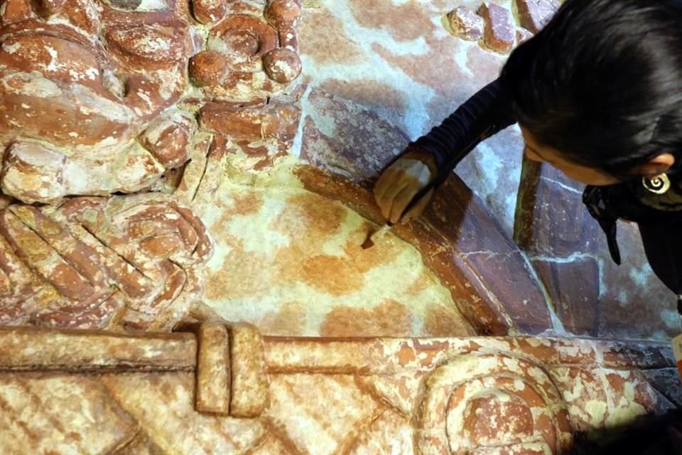 En una última etapa de restauración, el friso maya recupera su belleza a los ojos del público que visita el Museo Nacional de Antropología y puede apreciar el trabajo de los especialistas.