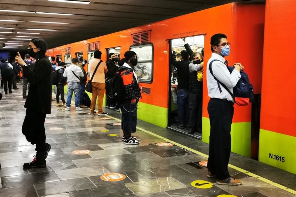 Usuarios de la Línea 3 del Metro tuvieron que evacuar trenes y estaciones, la noche de este viernes. 