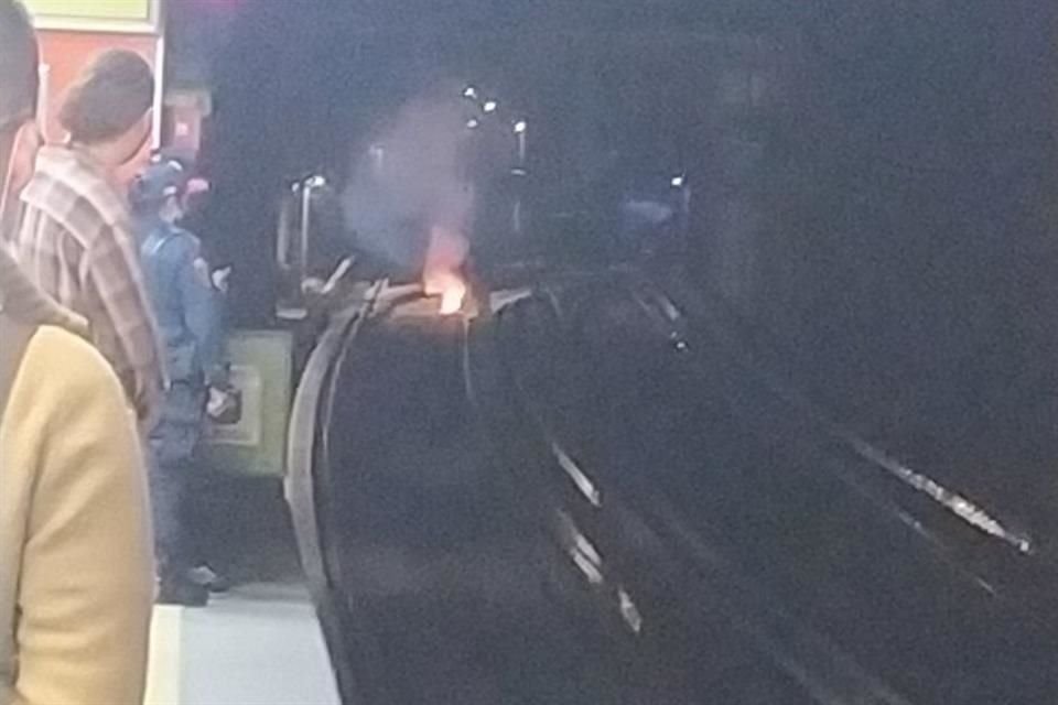 'Personal del sistema aplica extintor en restos de basura quemada en zona de vías de la Línea 3, en breve se normalizará el servicio', señaló el Metro. 