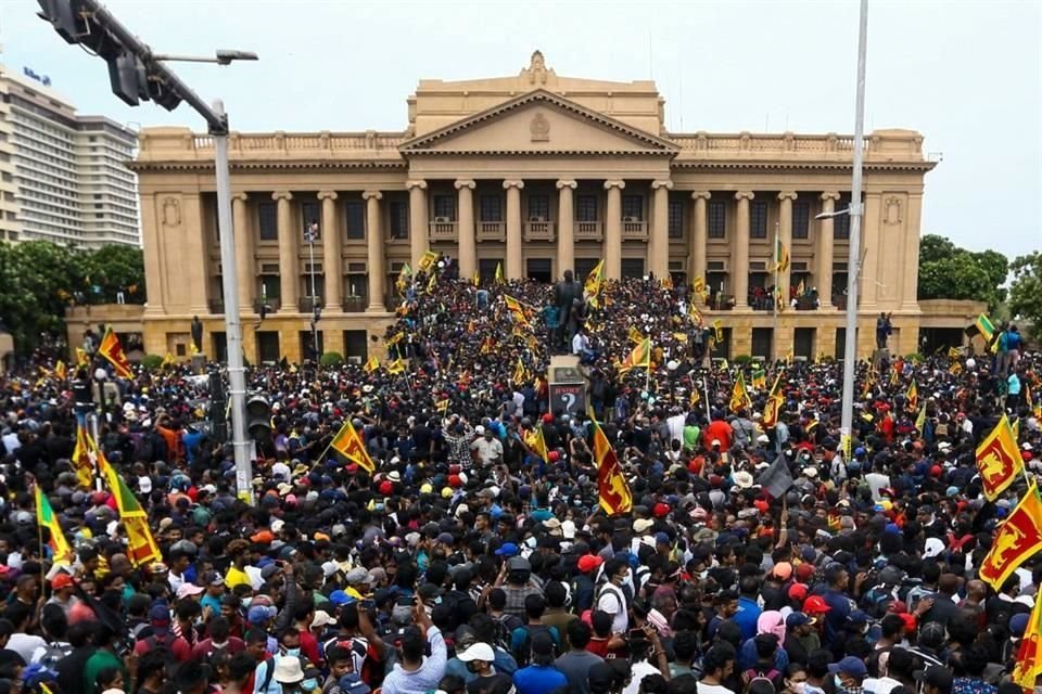 Miles de manifestantes irrumpieron este sábado en la residencia fortificada en Colombo.