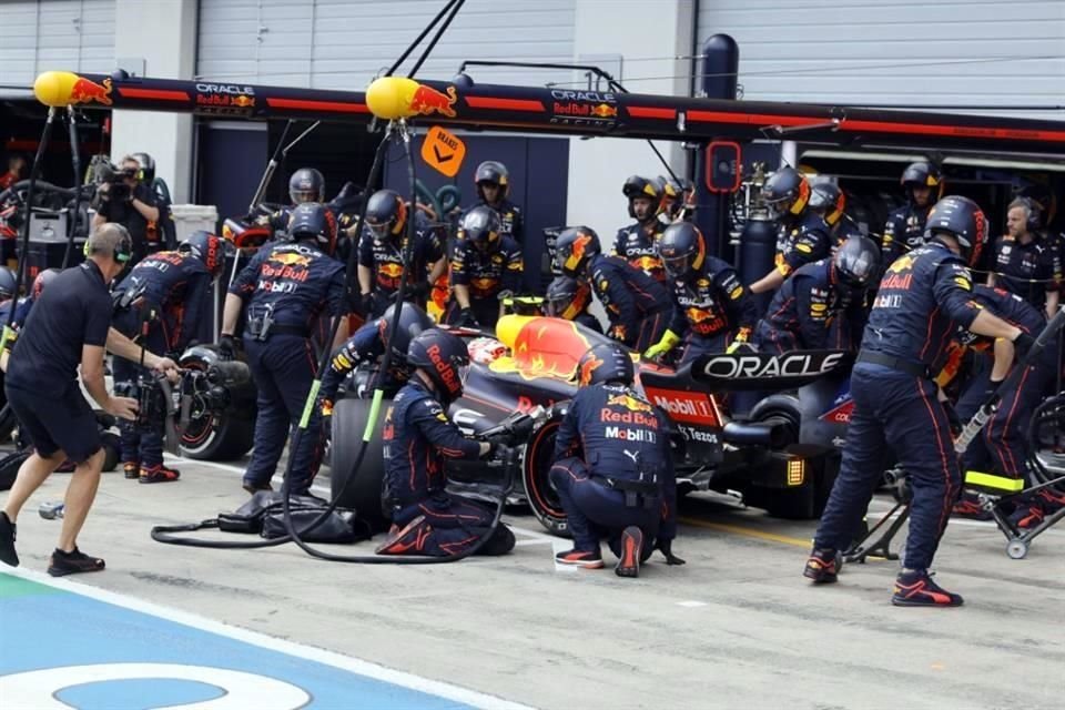 Tras el incidente, Checo Pérez tuvo que entrar a pits, pero su auto sufrió daños en la carrocería y tuvo que abandonar la carrera.