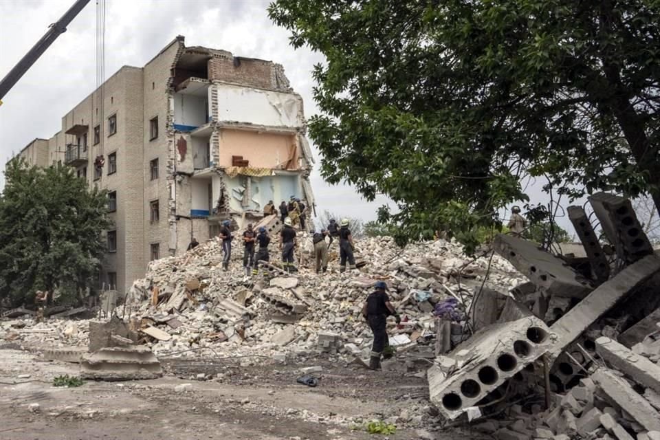 Equipos de emergencia trabajan en el lugar del impacto, en Chasiv Yar.