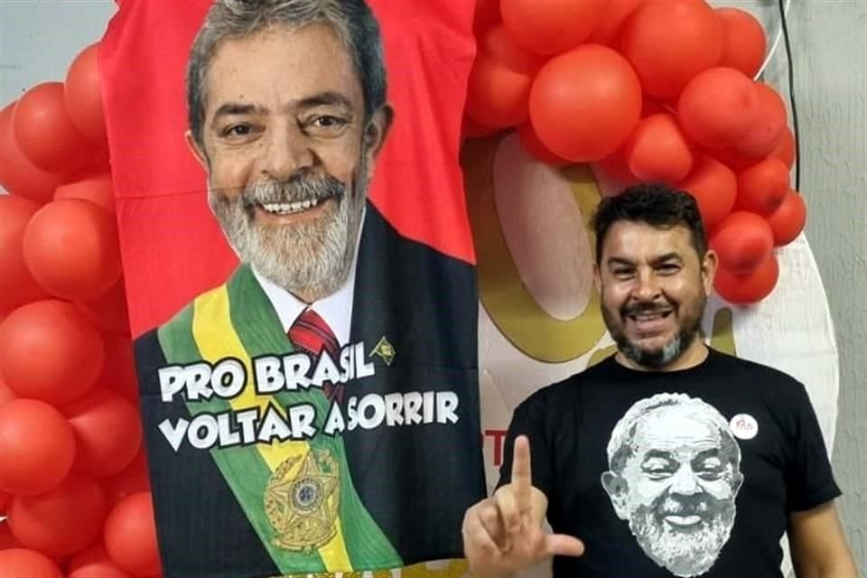 Marcelo Arruda celebrando su cumpleaños número 50 en una fiesta temática del PT con imágenes del ex presidente Lula da Silva.