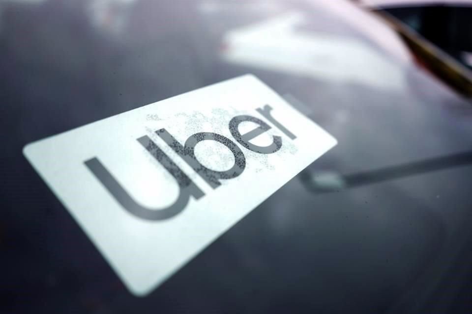 Una insignia de Uber en el interior de un auto en  Palatine, Illinois.