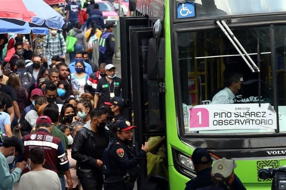 Usuarios del Metro tardan hasta 3 horas para llegar a sus destinos, ante el cierre de la Línea 12 y esto ahora se suma el de la Línea 1.