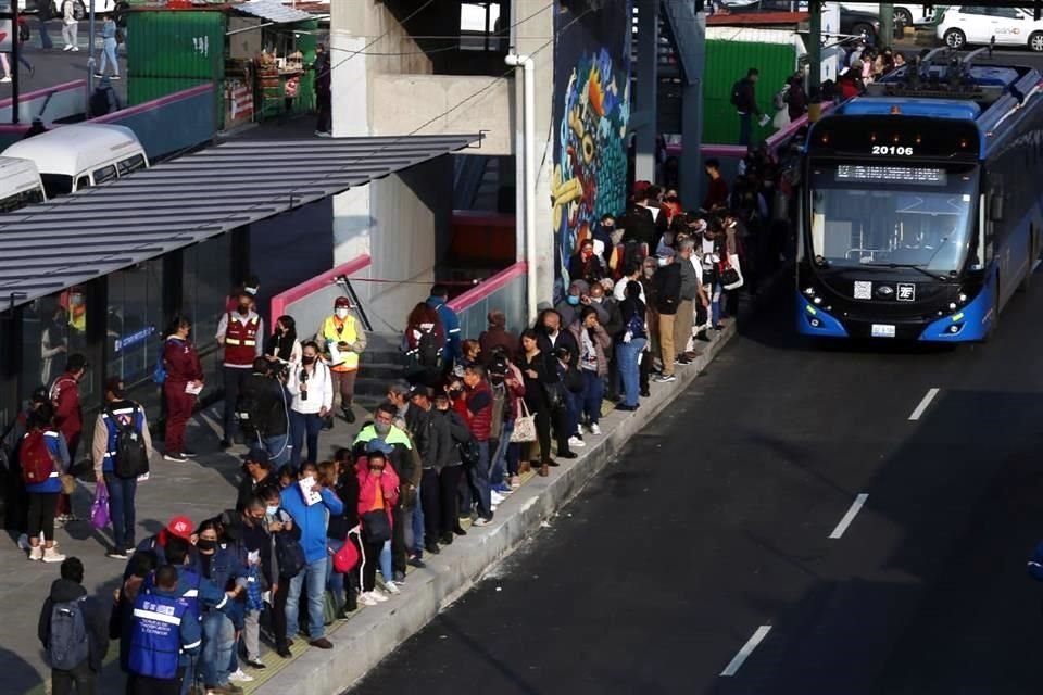 Primer día del cierre de la Línea 1 del Metro ha provocado retrasos en los traslados y aglomeraciones en las estaciones provisionales.