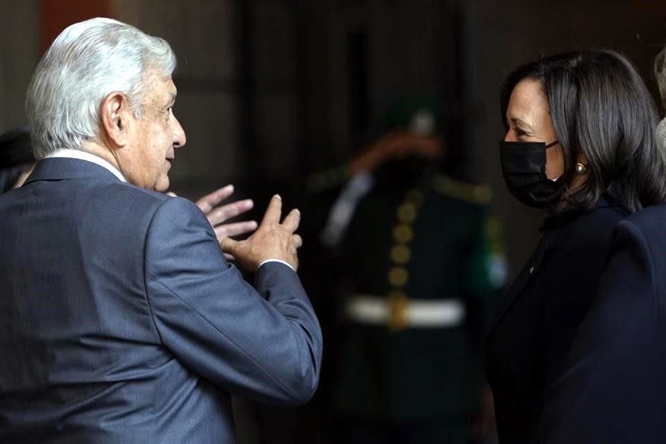 Andrés Manuel López Obrador habla con la Vicepresidenta de EU, Kamala Harris, durante su visita a Palacio Nacional, en junio de 2021.