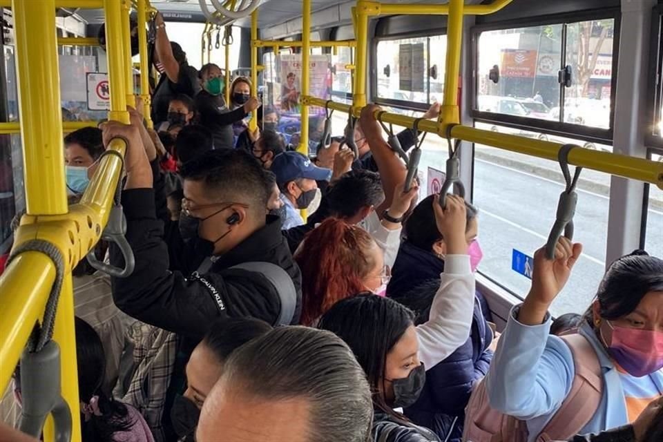 Usuarios del Metro tardan hasta 3 horas para llegar a sus destinos ante el cierre de la Línea 12, lo que empeorará con el de la L-1.