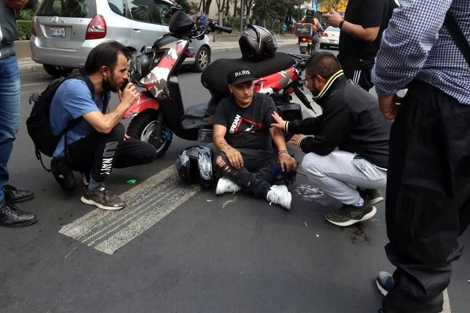 Dos motociclistas sufrieron un accidente al caer en coladera sin tapa en la Colonia Tabacalera; REFORMA publicó el desperfecto desde el sábado.