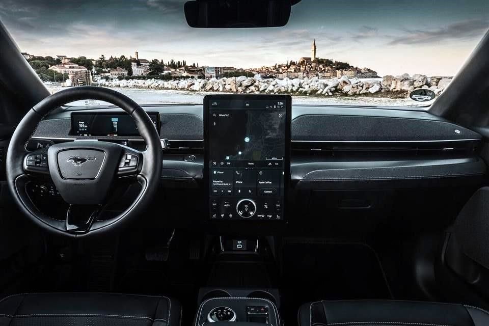 El interior del Mustang Mach-E GT Performance destaca por su pantalla vertical de 15.5 pulgadas