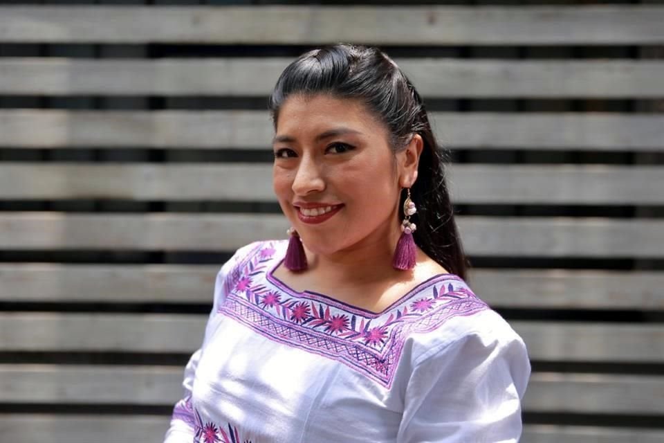 María Reyna, de Santa María Tlahuitoltepec, Oaxaca, arranca una gira que lleva el nombre de su primer disco, 'Orgullosa soy raíz'.