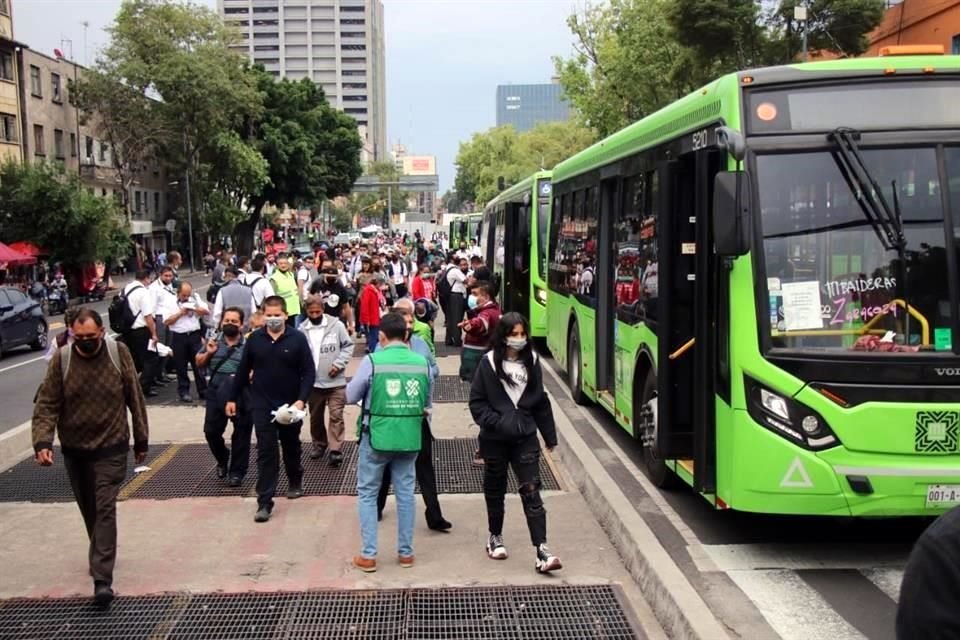 Usuarios de la Línea 1 del Metro sufren de retrasos en sus traslados por el cierre de la ruta; filas superan las 500 personas en hora pico.