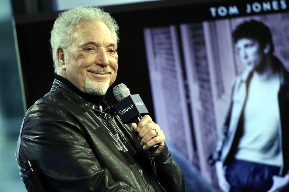 El legendario cantante Tom Jones, de 82 años, colapsó poco antes de dar un concierto en Budapest; ya es tratado por varios doctores.