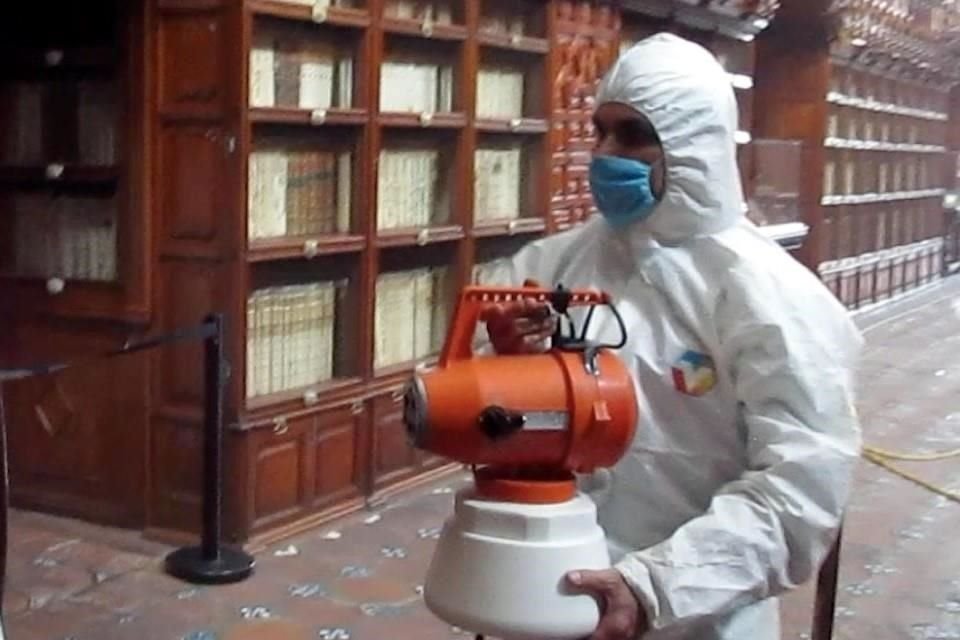 Trabajos de desinfección y limpieza llevados a cabo en la Biblioteca Palafoxiana de Puebla.