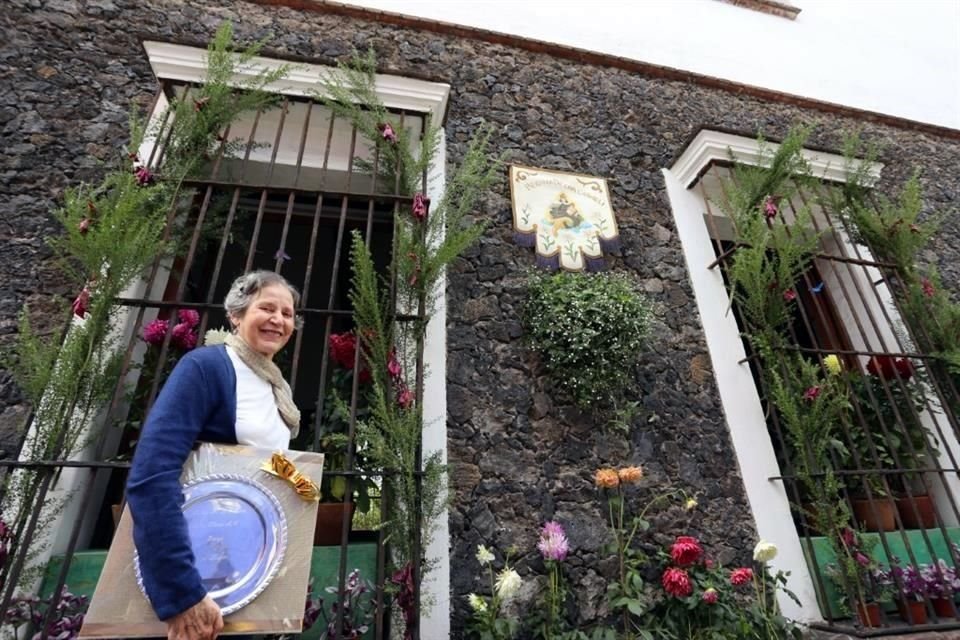 La Feria de las Flores premia balcones, fachadas de casas y restaurante de San Ángel; Elena participa desde hace 40 años y ayer ganó.