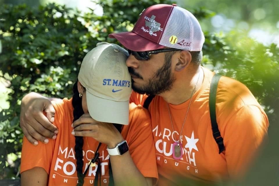 Felix y Kimberly Rubio, quienes perdieron a su hija Lexi en el tiroteo de Uvalde, Texas, se abrazan durante una protesta para exigir prohibición a las armas de asalto.