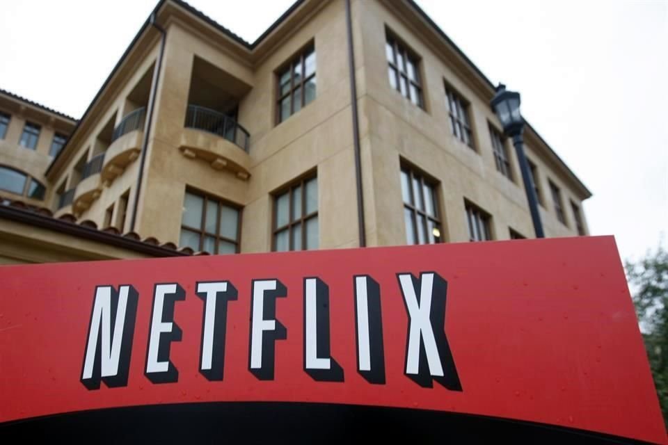 Netflix reveló planes contra el uso compartido de contraseñas en las cuentas de la plataforma, que incluyen establecer una ubicación principal y pagar una tarifa extra por un miembro adicional. 