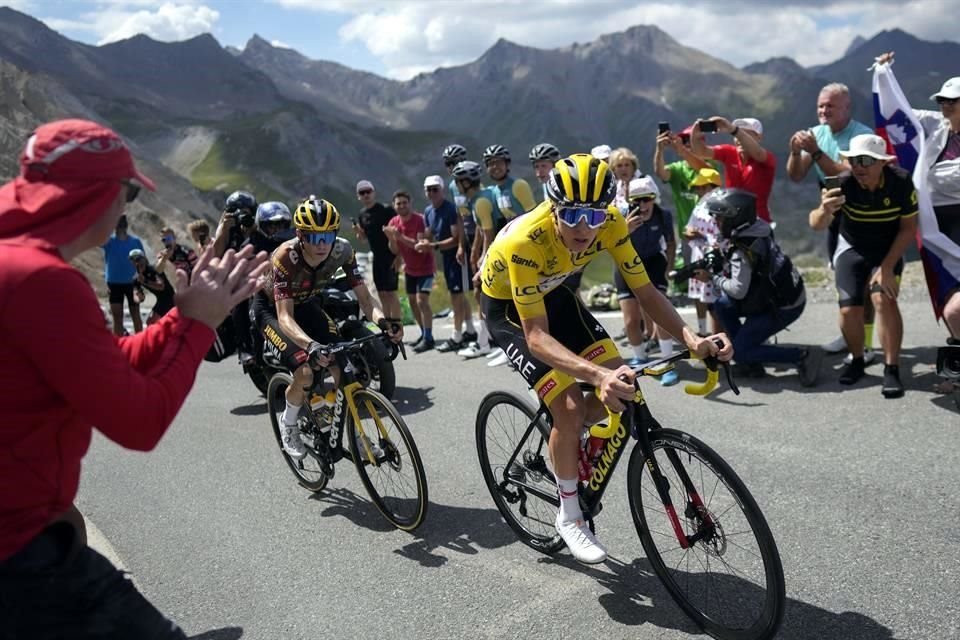 Jonas Vingegaard (izq.) presiona para superar a Tadej Pogacar, quien cedió el jersey amarillo.