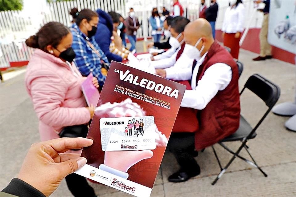 Rumbo a elecciones a Gobernador de Edomex en 2023, el Edil de Ecatepec, entregó monederos electrónicos promocionando la 'V' de su apellido.