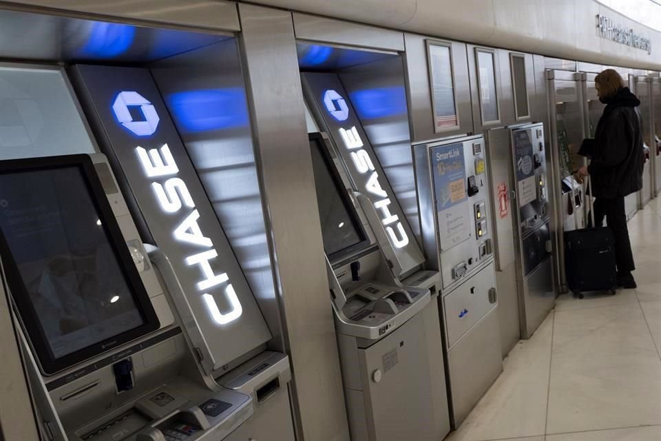 El problema de finales de agosto permitió a los clientes depositar cheques grandes en cajeros automáticos y retirar fondos inmediatamente antes de que los cheques pudieran cobrarse, incluso si los cheques rebotaban más tarde.