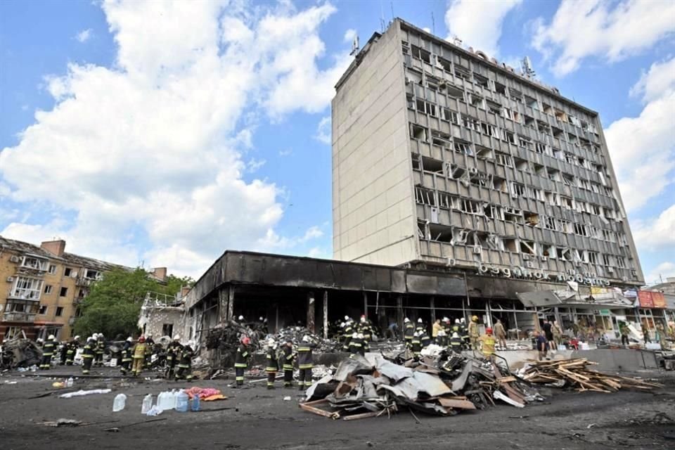 Bomberos trabajan removiendo escombros tras el ataque en la ciudad de Vinnytsia, Ucrania.