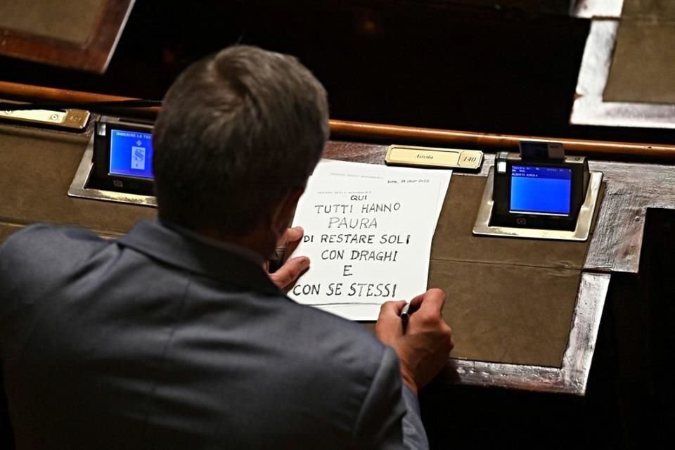 El Senador del Movimiento 5 Estrellas Alberto Airola escribe en una hoja 'Todos aquí tienen miedo de estar solos con Draghi'.