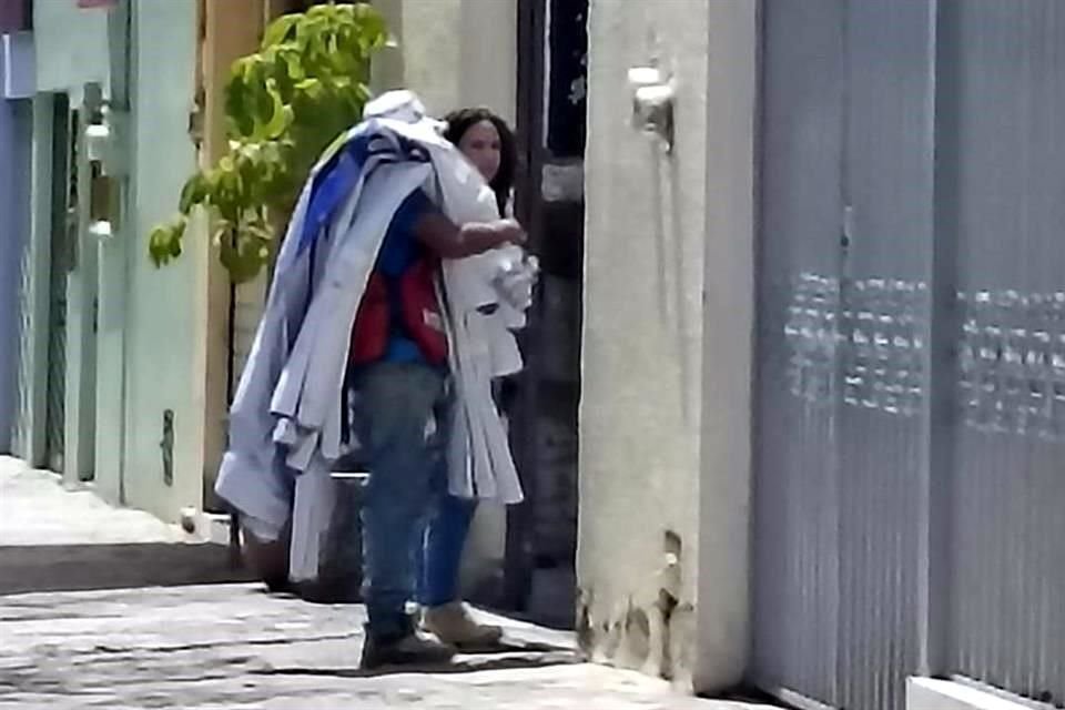 Delia Pacheco, funcionaria de GDL, quien acudió a Parque San Rafael a recolectar y repartir lonas a favor del colector.