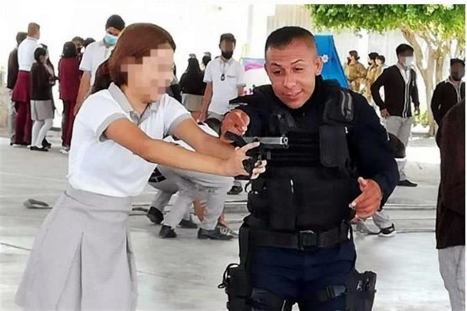 Adolescentes de una secundaria en Purísima del Rincón, en Guanajuato, recibieron armas en el patio escolar por parte de elementos municipales.