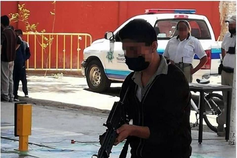 Los alumnos de tercer grado no sólo recibieron instrucciones sobre armas cortas, sino también sobre rifles en Purísima del Rincón, Guanajuato.