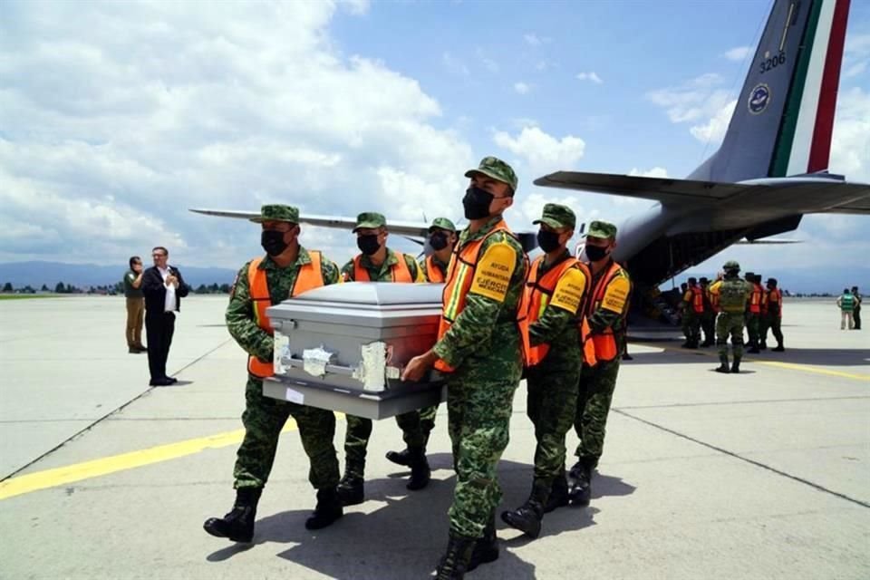 Hoy llegó a Toluca el tercer vuelo con cuerpos de migrantes muertos el 27 de junio en Texas; 23 de los 25 mexicanos ya han sido repatriados.