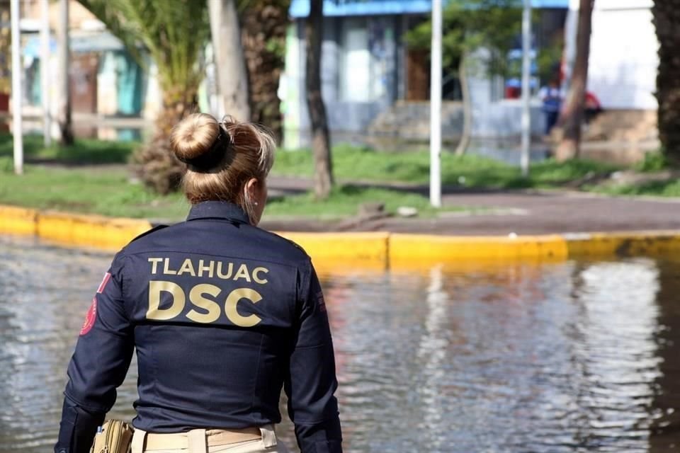 Los trabajos de reparación de una fuga de agua en la colonia Tlaltenco tomarán al menos otras 24 horas.