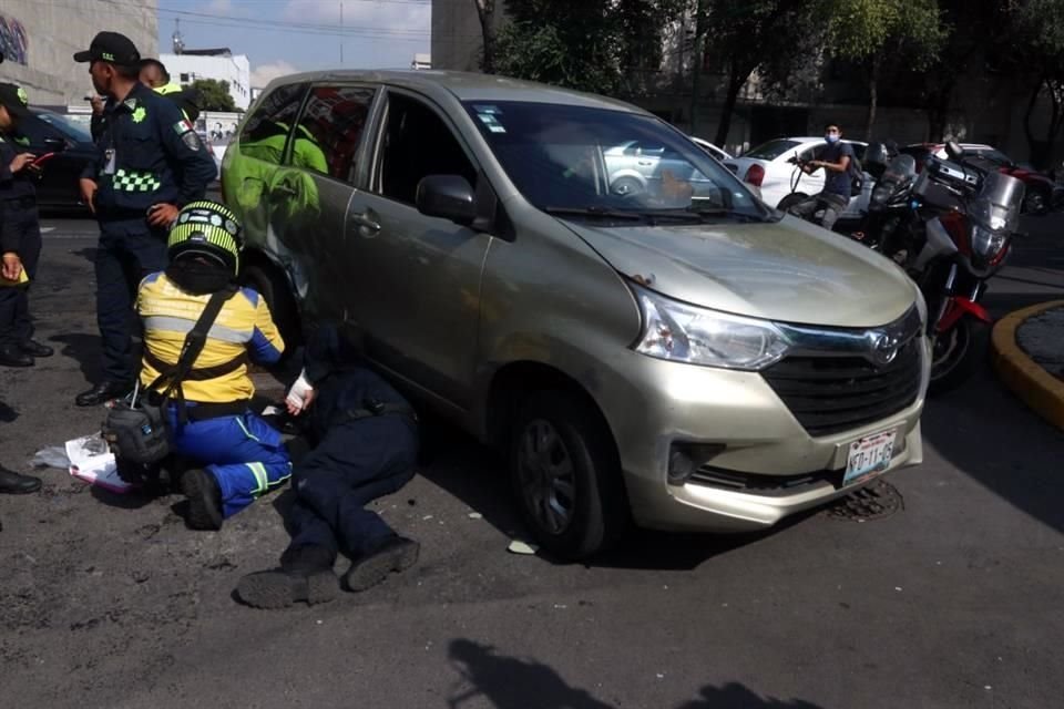 Un agente circulaba a bordo de una motopatrulla en el carril del trolebús e impactó una camioneta Toyota que pretendía girar a la derecha.