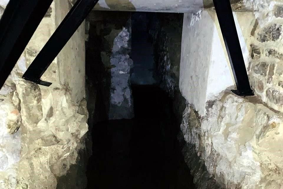 En la parte inferior, los dos canales subterráneos que suministraban agua a los lavaderos fueron excavados para hacerlos transitables, a modo de túneles y así explotarlos turísticamente.