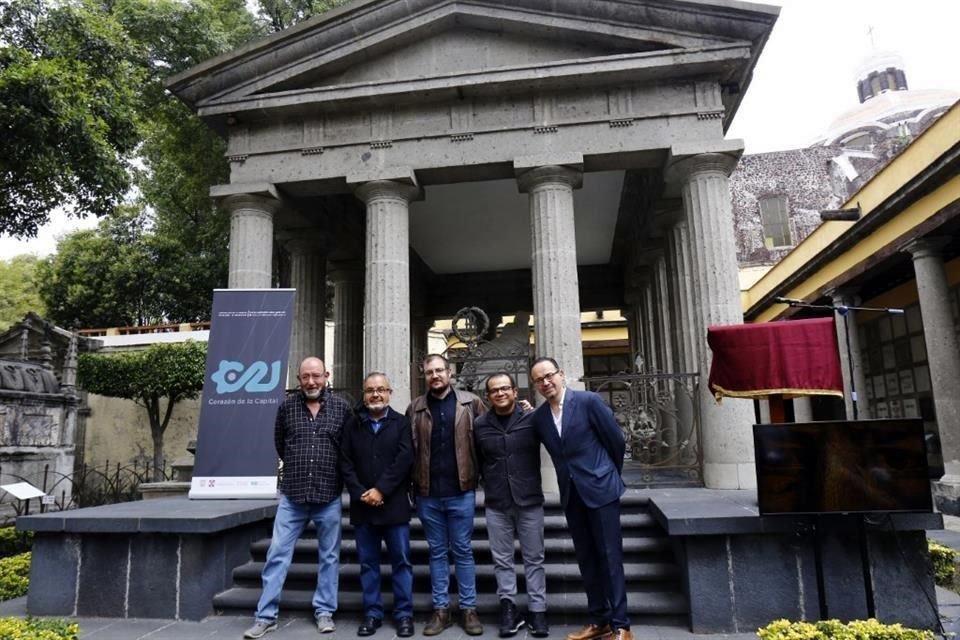 En la tumba del prócer, en el Panteón de San Fernando, fue presentada este viernes la serie televisiva 'Benito y los Juárez, Un acercamiento al Benemérito'.