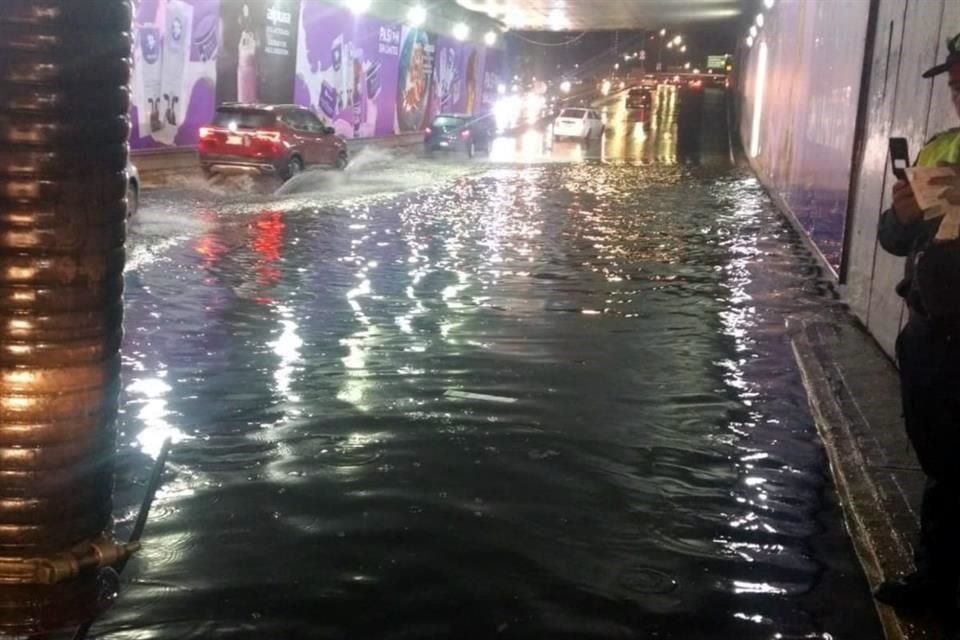 Equipo del Sacmex atendió llamado por encharcamiento en bajopuente de Circuito Interior y Marina Nacional.