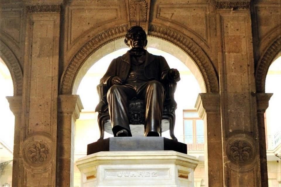 Una estatua monumental del prócer se encuentra al pie de la escalinata que conduce al museo, ubicado en el ala norte de Palacio Nacional.