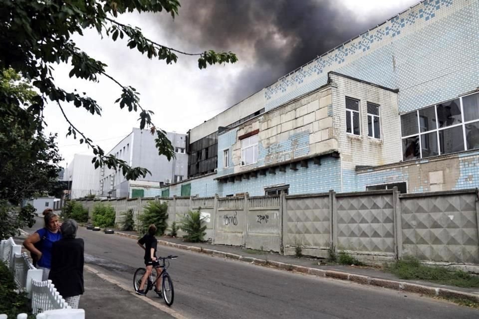 El humo se eleva en el aire después de un bombardeo en Odessa.