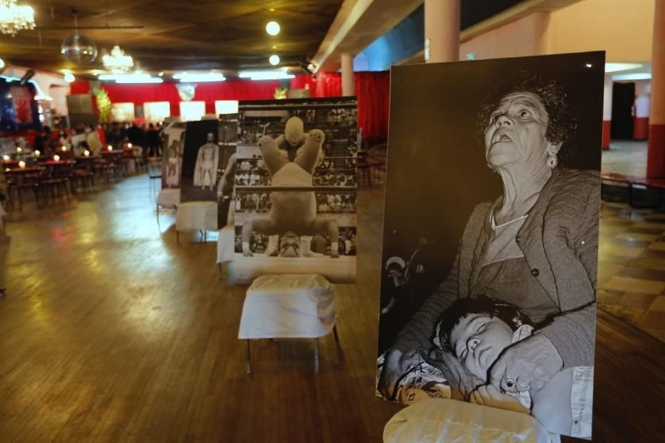La obra de Lourdes Grobet fue expuesta en el Saln Los ngeles, donde la velaron icnicas figuras de la Lucha Libre mexicana.
