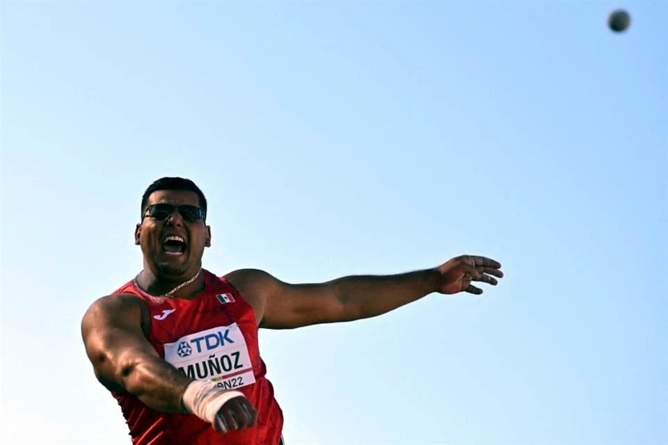 Uziel Muñoz pelea por una medalla en el Mundial de Atletismo.