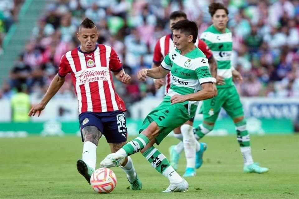 Chivas no pudo mantener la ventaja y empató con Santos.