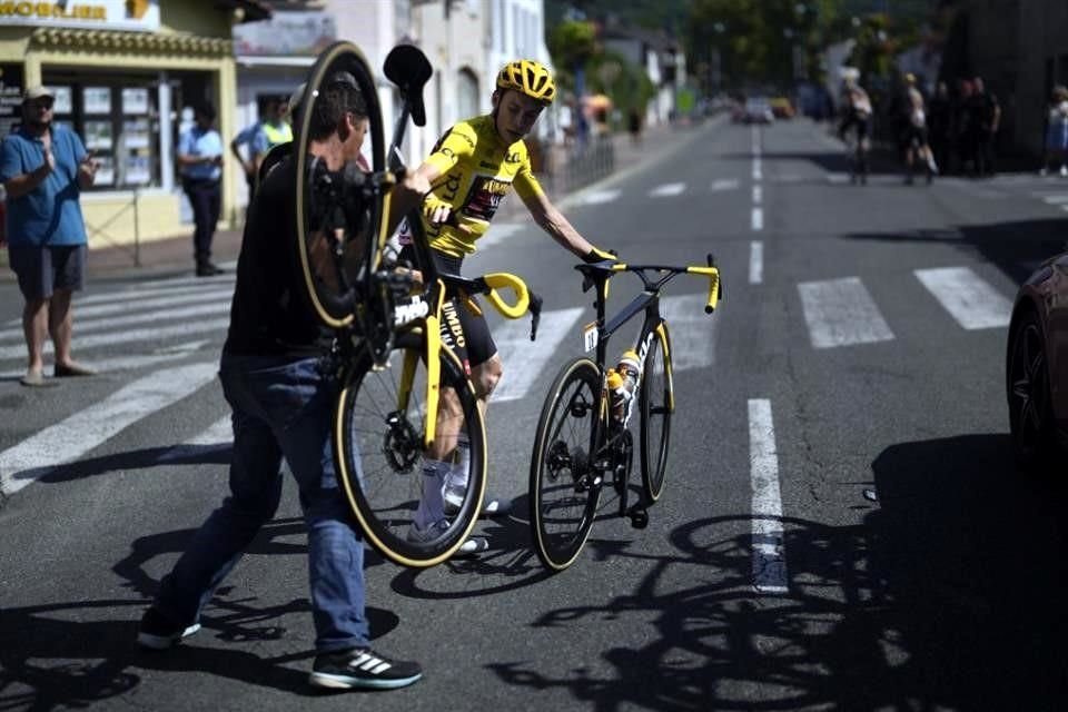 Jonas Vingegaard cambiando de bicicleta tras irse al suelo.